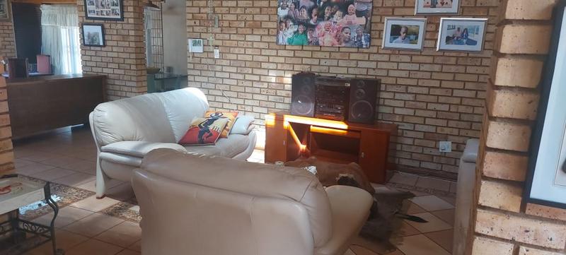 5 Bedroom Property for Sale in Riviera Park North West